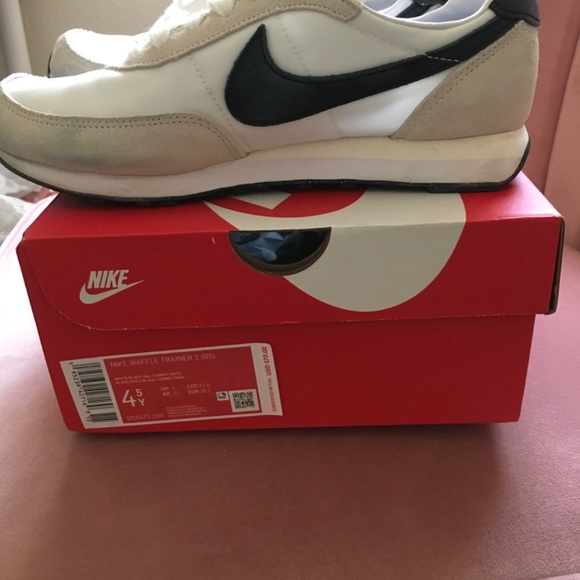 Nike White and Black Waffle Sneakers Women’s 6.5 Y 4.5 - Picture 2 of 3